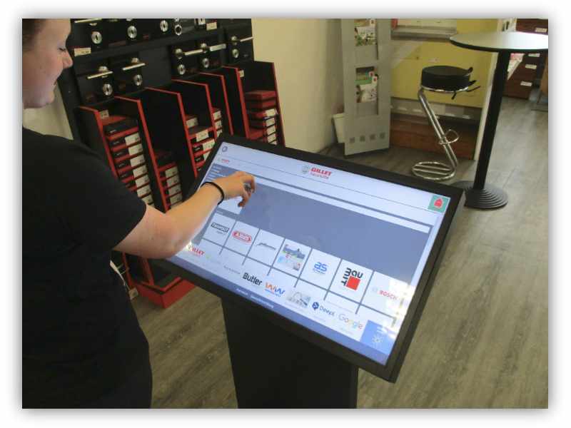 Best Practice Kundenservice vor Ort mit OXOMI das InfoTerminal von